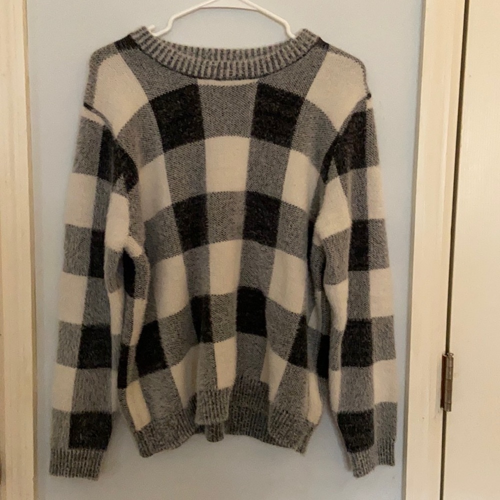 SIZE MEDIUM ALYA BLACK AND WHITE PLAD SWEATER
